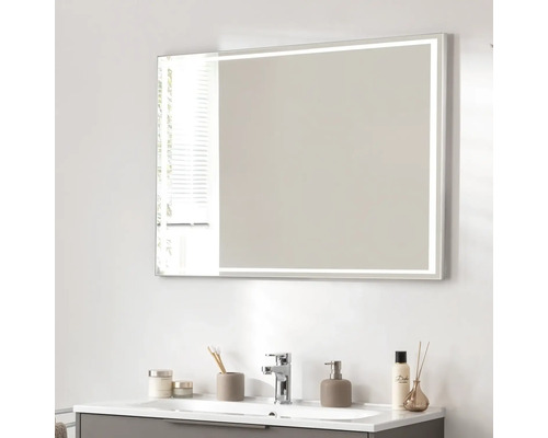 Beleuchteter Spiegel über einem Waschtisch im Badezimmer.