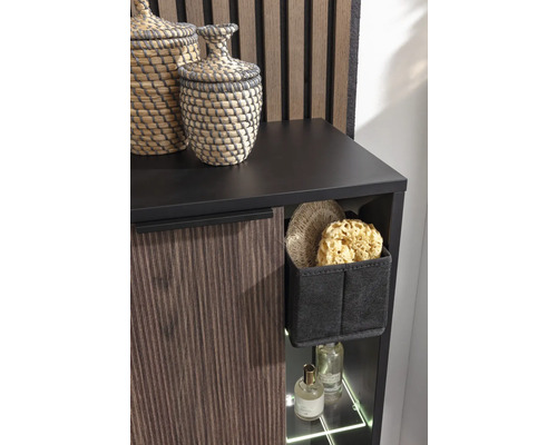 Vue détaillée d''une armoire de salle de bains avec des paniers de rangement et de la décoration