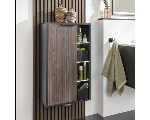 Armoire suspendue avec structure en bois et étagères latérales dans la salle de bain