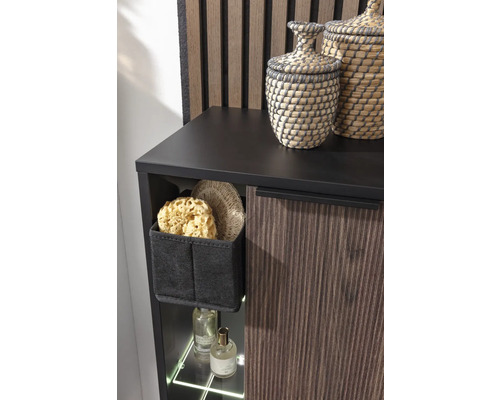 Vue détaillée d''un meuble de salle de bains avec des compartiments de rangement, de la décoration et des accessoires de bain.