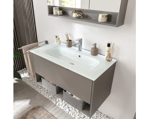 Salle de bains avec meuble sous-lavabo, lavabo, robinet, porte-serviettes et étagère