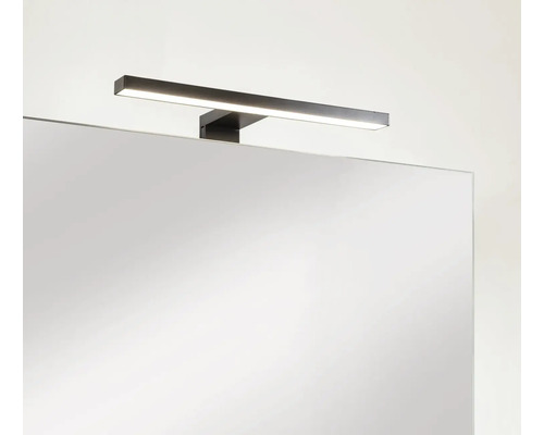 LED-Spiegelleuchte an einem Spiegel