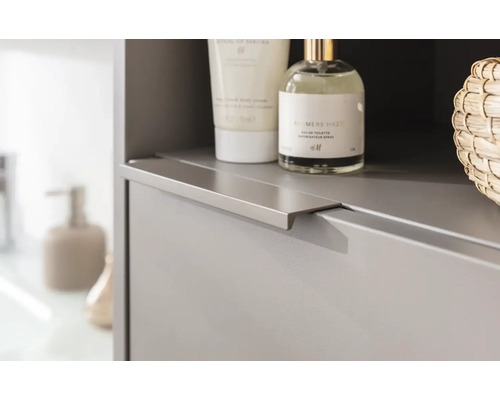 Gros plan d''un meuble de salle de bains avec tiroir et accessoires de salle de bains