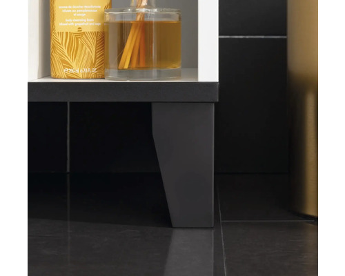 Detailaufnahme eines Badezimmerschranks mit Füßen.