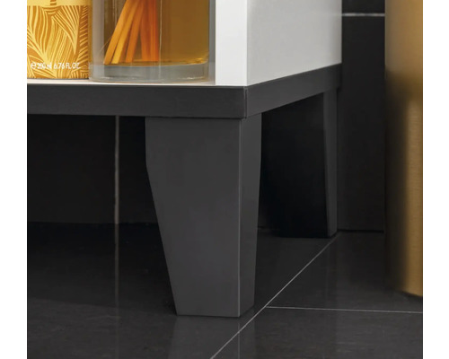 Detailaufnahme der Füsse eines Waschtischunterschranks.