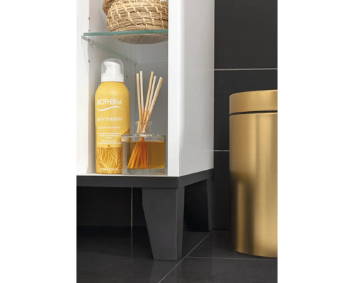 Scène de salle de bains avec meuble de salle de bains, mousse de bain Biotherm et bâtonnets parfumés