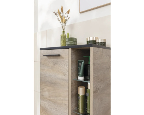 Badezimmerschrank aus Holz mit Ablagen und Badartikeln