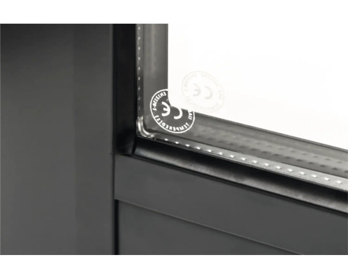 Vue détaillée d''une fenêtre avec marquage CE, qui confirme la conformité aux normes de sécurité européennes.