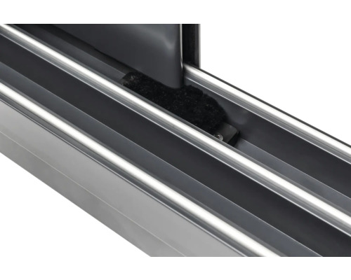 Gros plan du profilé en aluminium d''une porte coulissante avec joint d''étanchéité