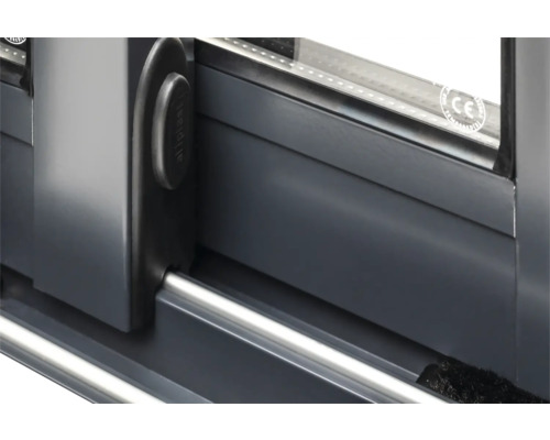 Vue détaillée d''une fenêtre coulissante avec poignée et marquage CE