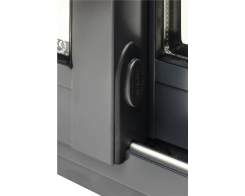 Vue détaillée d''une fenêtre en aluminium avec poignée