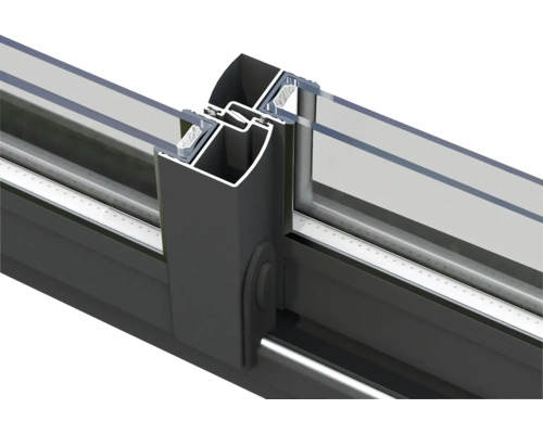 Vue détaillée d''une porte coulissante avec cadre en aluminium et insert en verre