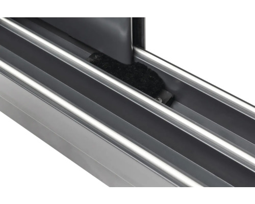 Vue détaillée d''un cadre de fenêtre coulissante en aluminium avec joint
