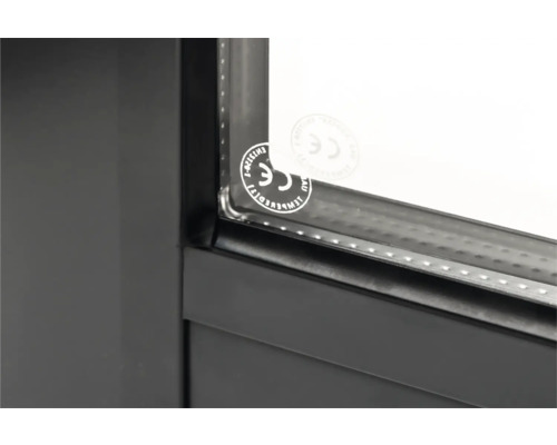 Vue détaillée d''une fenêtre avec marquage CE pour la conformité aux normes de sécurité.