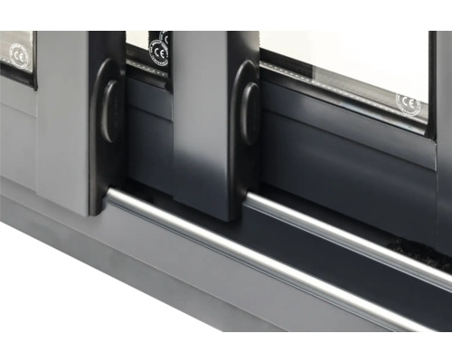 Vue détaillée d''une porte coulissante en aluminium gris avec poignée