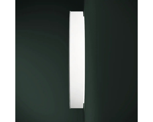 Weisse LED-Wandleuchte an der Wand montiert