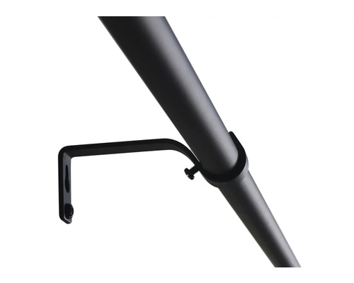 Detailaufnahme einer Gardinenstange mit Halterung zur Wandbefestigung.