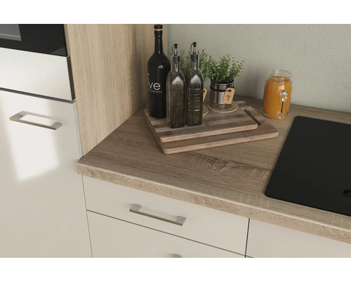 Scène de cuisine avec plan de travail, ustensiles de cuisine et plaque de cuisson