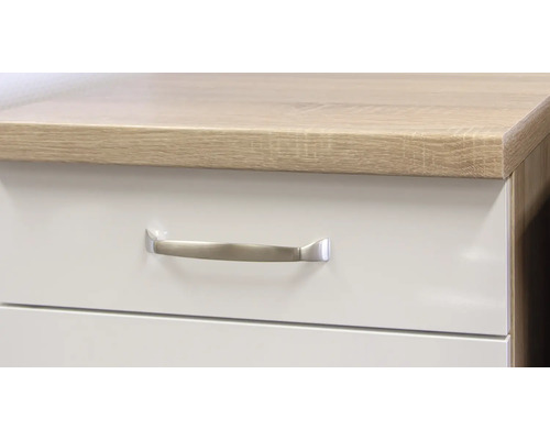 Gros plan d''une armoire blanche avec tiroirs et poignée