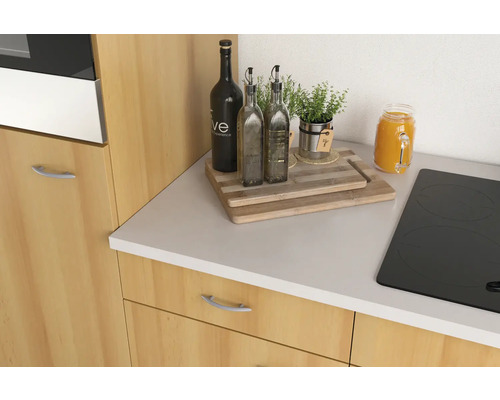 Nature morte de cuisine avec des bouteilles d''huile, des herbes et une planche à découper sur un plan de travail