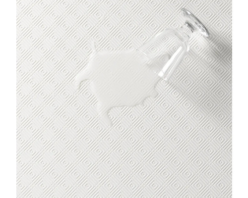 Verre avec liquide renversé sur une surface à motifs