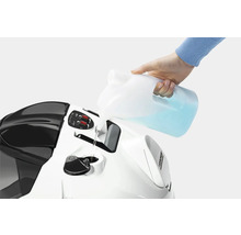 Eine Person füllt Wasser in einen Dampfreiniger.