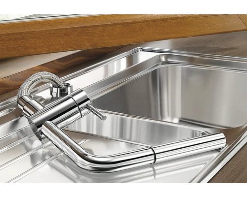 Robinet d''évier de cuisine en métal dans l''évier