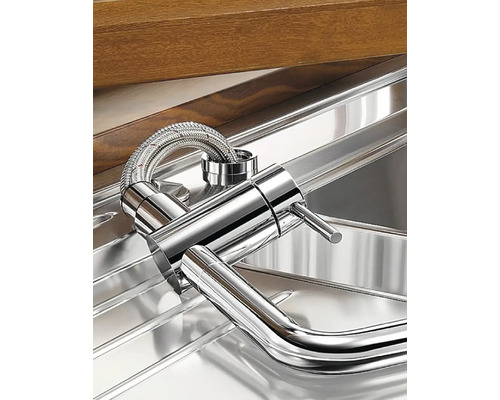Robinet d''évier en acier inoxydable dans l''évier