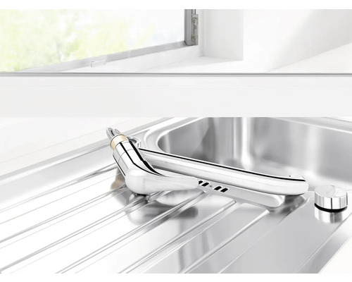 Robinet d''évier sur un évier en acier inoxydable