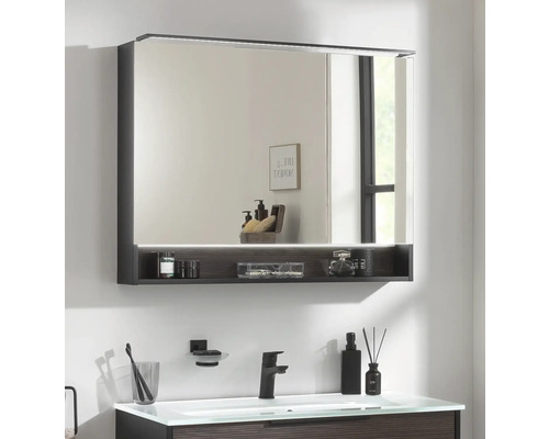 Badezimmer mit Spiegelschrank inklusive Beleuchtung und Ablage über dem Waschbecken