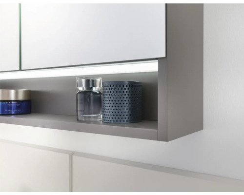 Étagère avec articles cosmétiques dans une salle de bains.