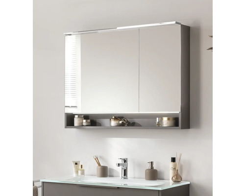 Salle de bain avec armoire de toilette à miroir, étagère et lavabo