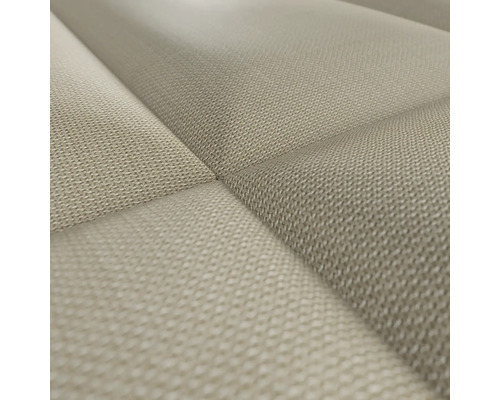 Nahaufnahme einer gepolsterten Wandplatte mit Stoffbezug