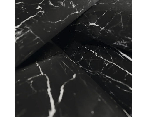 Gros plan de rouleaux de film adhésif pour meubles aspect marbre