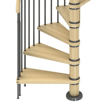 Detailansicht einer Wendeltreppe mit Holzstufen und Metallgeländer