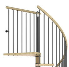 Detailaufnahme einer Wendeltreppe mit Holzstufen und Metallgeländer