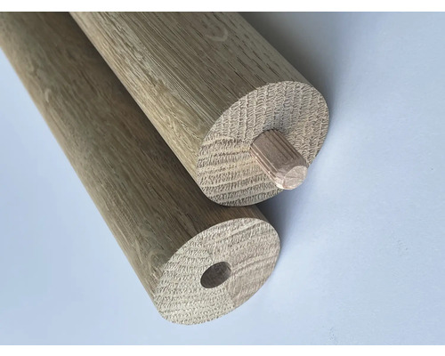 Zwei runde Holzstäbe mit Zapfen und Loch für Holzverbindungen.