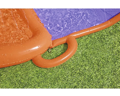 Detailansicht einer aufblasbaren Wasserrutsche auf Rasen