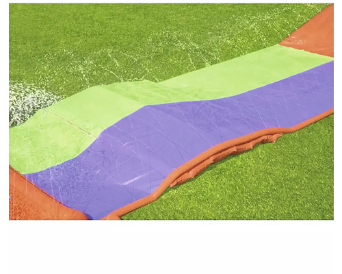 Wasserrutsche für den Garten auf Rasen