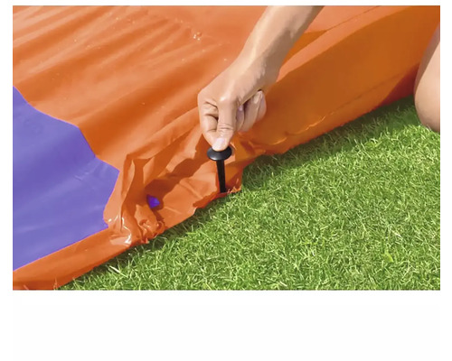 Person befestigt Wasserrutsche mit Heringen im Rasen