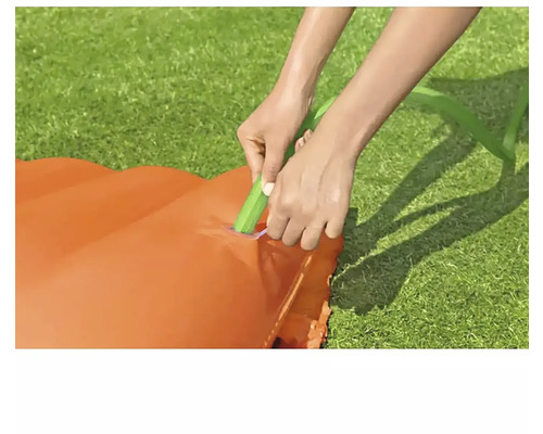 Aufblasbare Wasserrutsche wird mit einer Luftpumpe aufgepumpt