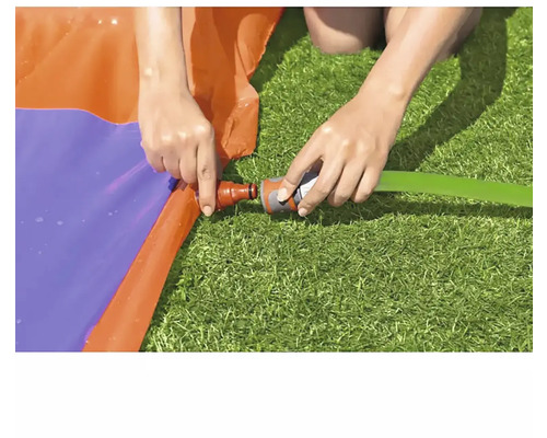Detailansicht einer Person, die einen Gartenschlauch an eine Wasserrutsche anschliesst