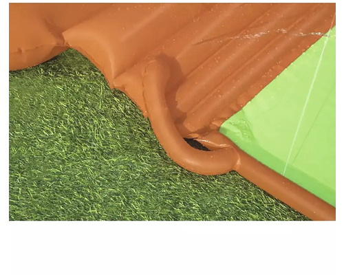 Detail einer aufblasbaren Wasserrutsche auf Rasen
