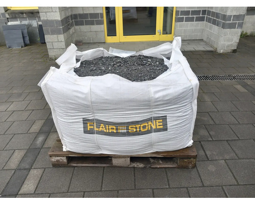 Big Bag mit Steinen auf einer Holzpalette