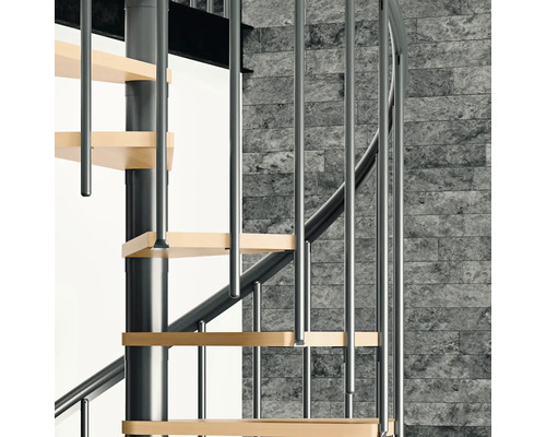 Gros plan d''un escalier en colimaçon avec marches en bois et rambarde en métal