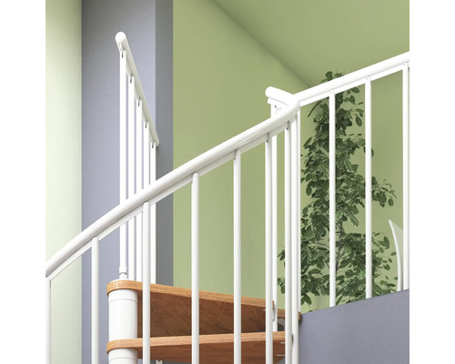 Gros plan d''un escalier en colimaçon avec des marches en bois et une rampe blanche