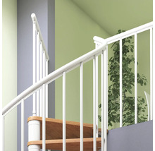 Gros plan d''un escalier en colimaçon avec des marches en bois et une rampe blanche.