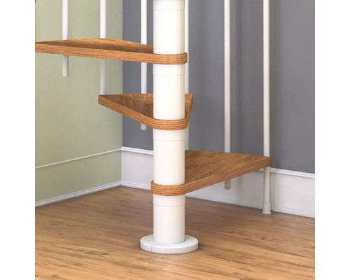Detailansicht einer Wendeltreppe mit Holzstufen und weissem Mittelpfosten.