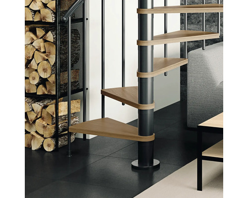 Aménagement de pièce avec escalier en colimaçon, étagère en bois et bois de chauffage