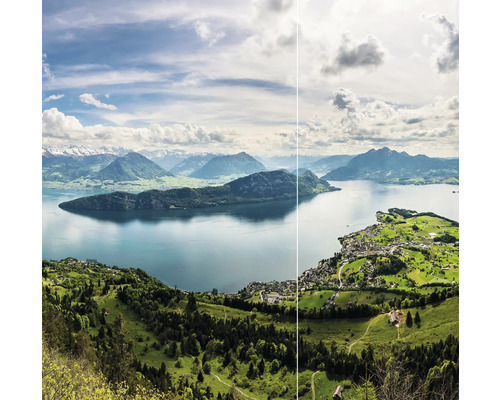 Vue panoramique d''un lac entouré de montagnes et de forêts